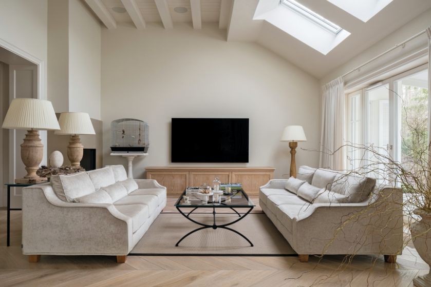 beżowy salon styl klasyczny