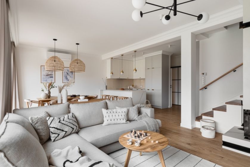 przytulny salon w beżach i drewnie