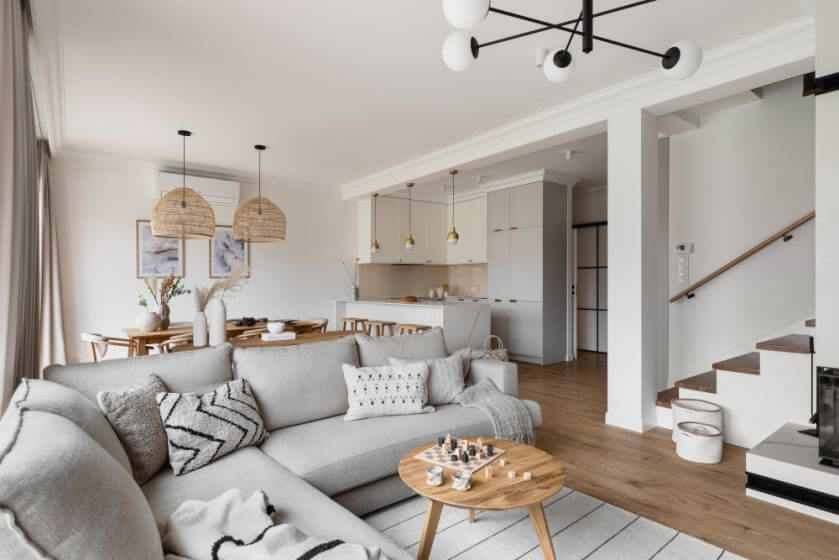 przytulny salon w beżach i drewnie