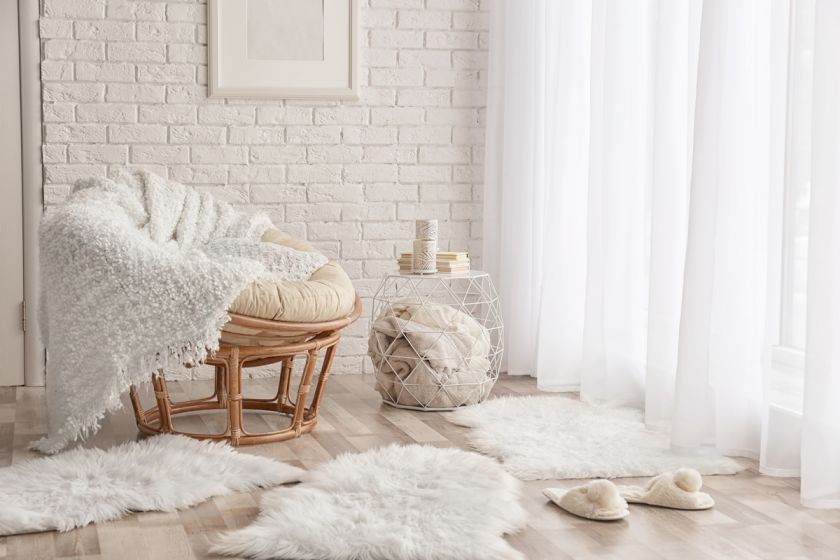 ściana z białej cegły