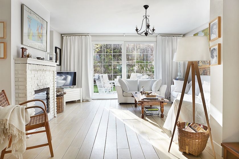 biała cegła w salonie