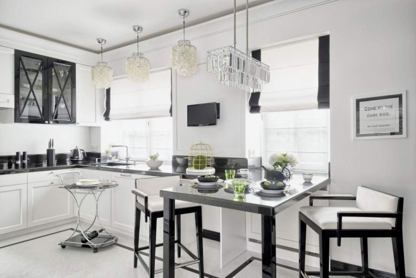 Biała kuchnia z czarnym blatem