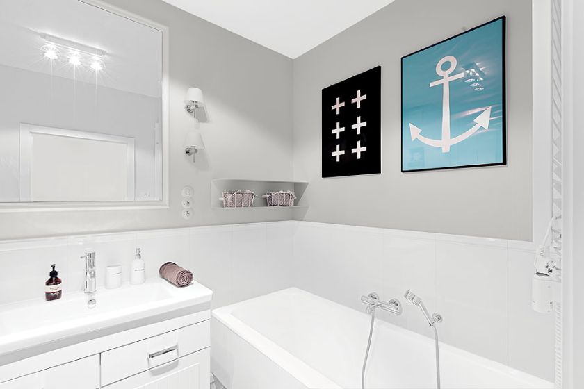 Biała łazienka z wąskiej klitki awansowała do roli salonu kąpielowego.