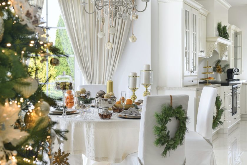 biała kuchnia z jadalnią udekorowane na święta