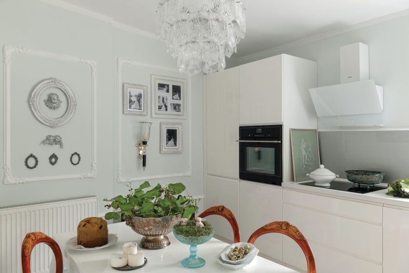 biała kuchnia nowoczesna z antykami