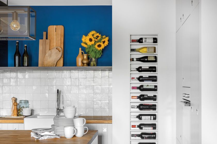 biała kuchnia z niebieskimi dodatkami