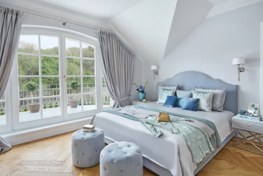 klasyczna sypialnia biel i pastelowy błękit