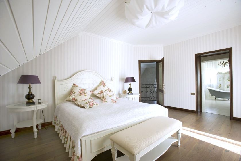 Biała sypialnia - meble, dodatki, aranżacje