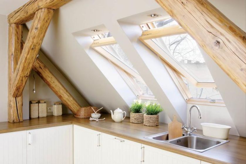 Białe szafki i drewniane blaty. Rustykalny minimalizm