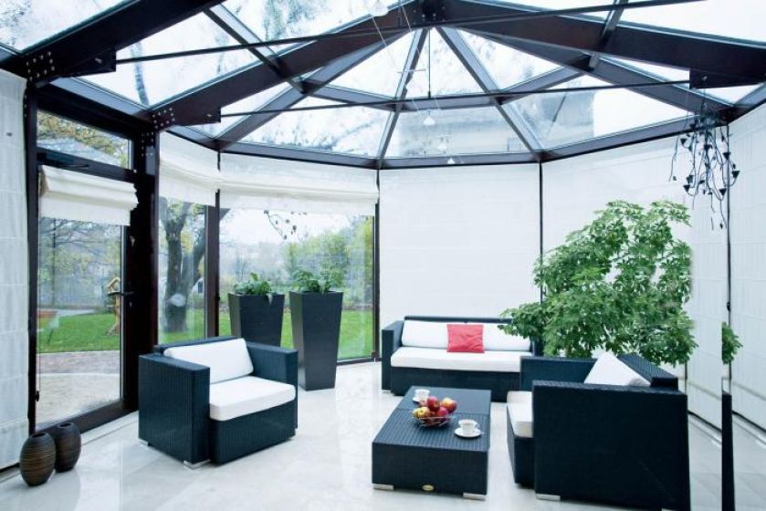 Biało- czarne meble komponują się z zielenią.