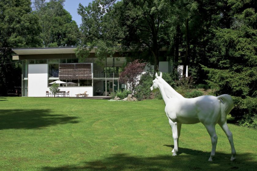 Biały koń w ogrodzie - od razu widać, że w tym domu mieszka artysta.