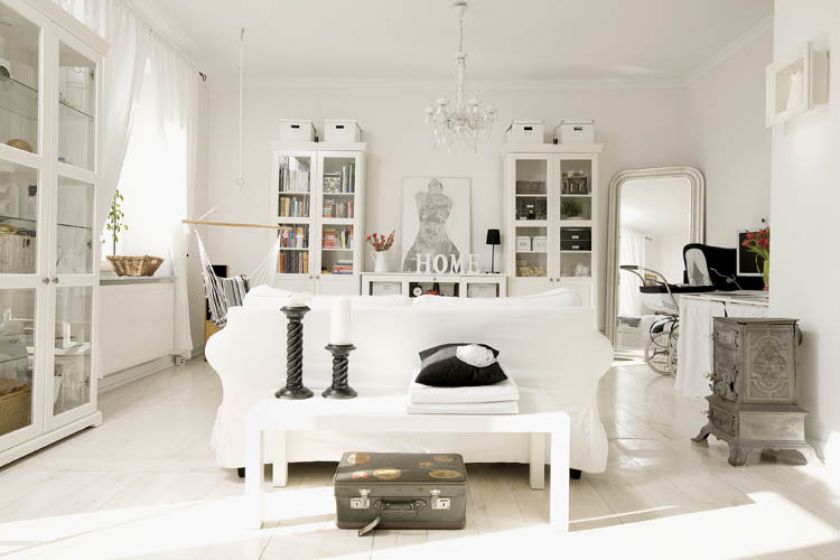 Biały salon zainspirowany paryskimi mieszkaniami.