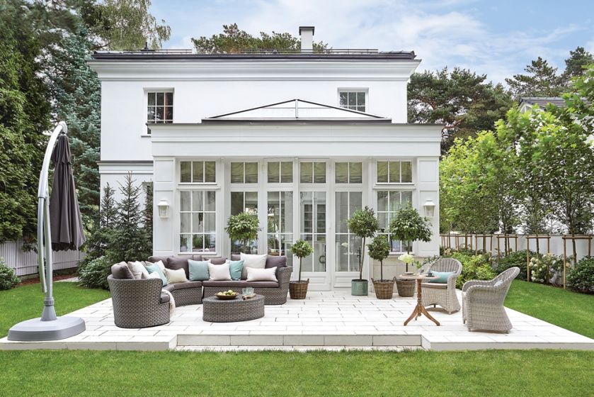 biały dom w stylu klasycznym