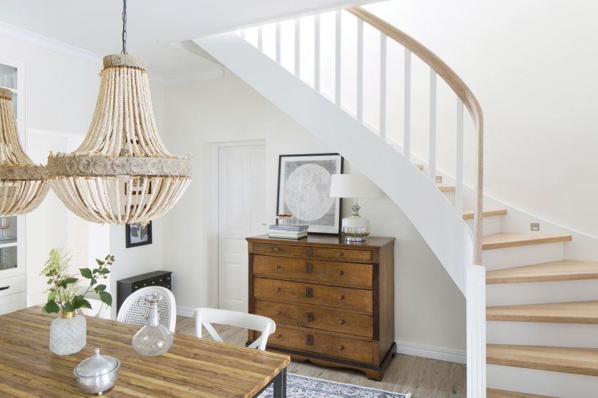 Jak urządzić przytulny dom: aranżacja pastelowego salonu i werandy