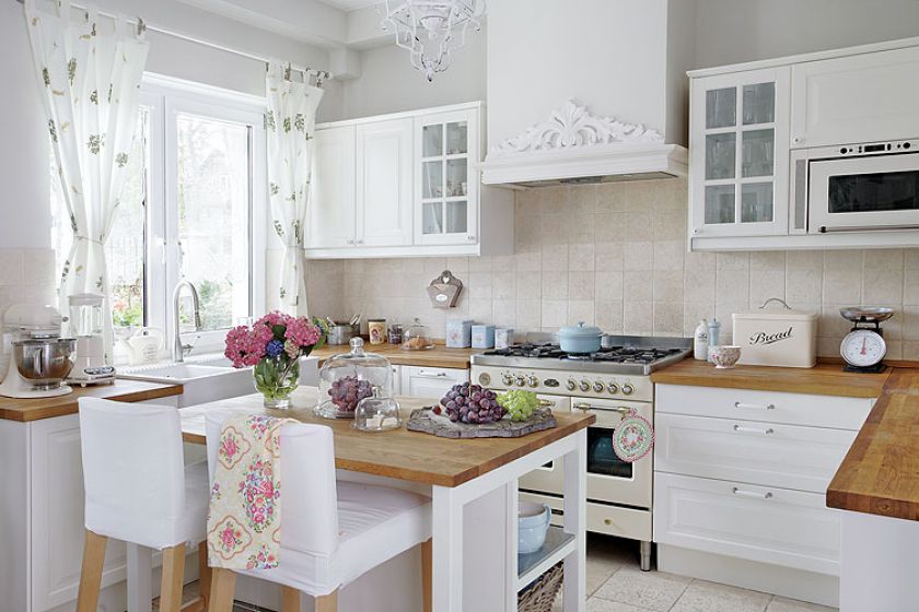 Biel i naturalne drewno. Francuska lekkość i angielskie ciepło