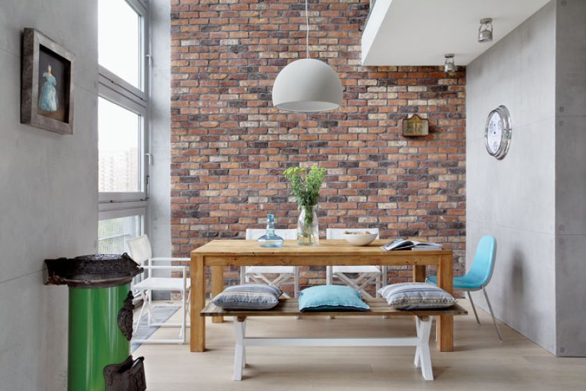 Błękit, cegła i drewno. Loft z kotami