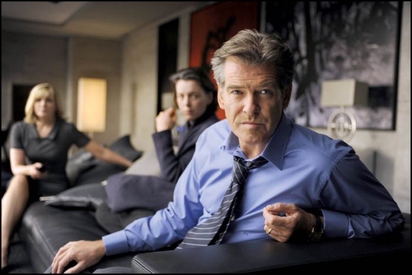 Bohater filmu Adam Lang (grany przez Pierce a Brosnana) wciąż przesiaduje na przepastnej kanapie pośrodku salonu.