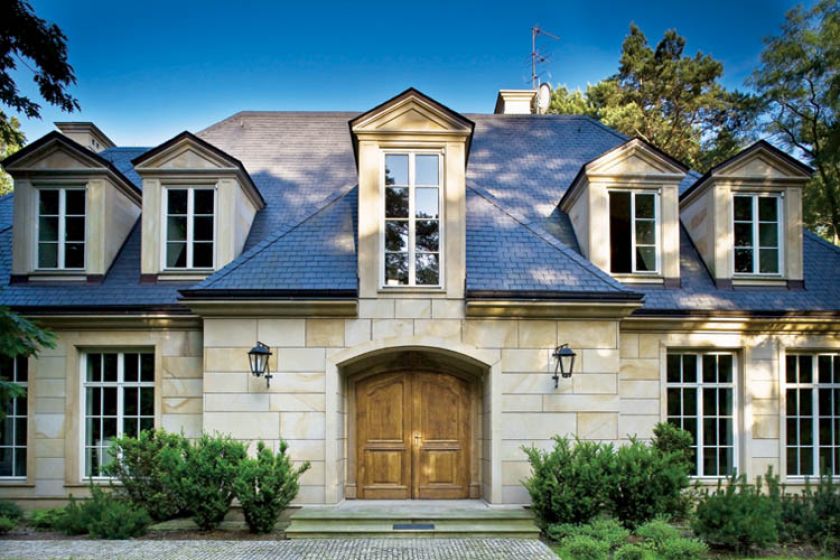 Bretońska architektura przeniesiona do Puszczy Kampinoskiej.