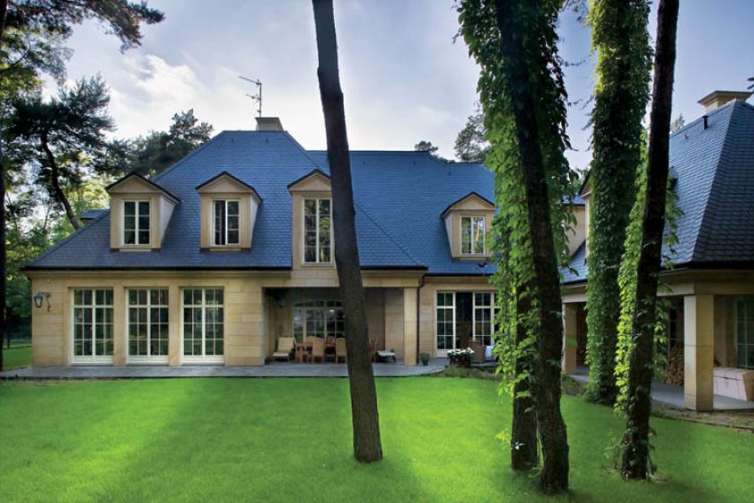 Bretońska architektura przeniesiona do Puszczy Kampinoskiej.