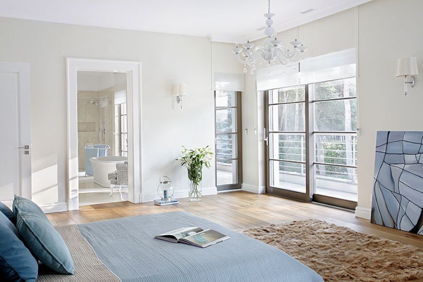 Budynek jest jakby rozciągnięty, mocno oszklony, żeby wpuścić do środka jak najwięcej lasu.