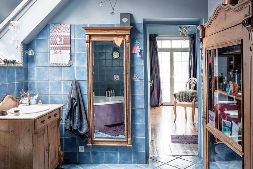 Całe wnętrze powstało z myślą o kolekcji niebieskich filiżanek i deseczek z wzorem cebulowym.