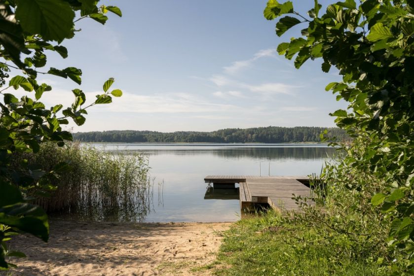 dom na mazurach z widokiem na jezioro