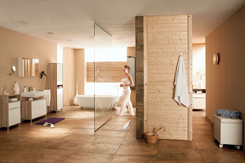 Cena szafek od 349 zł. Do wyboru też sporo akcesoriów łazienkowych (dozowniki, kubeczki, ręczniki, szlafroki). Tchibo