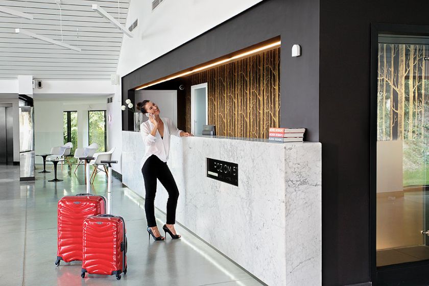 Współczesne walizki na kółkach.