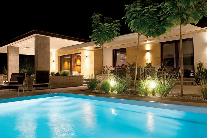 Ciekawie oświetlony letni pokój nad basenem, EUROPOL