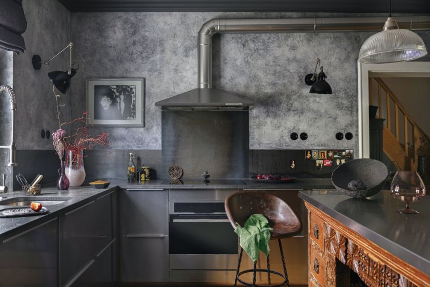 ciemna kuchnia w stylu loft