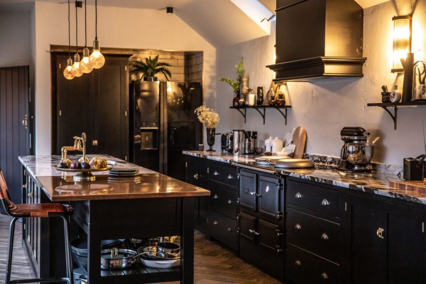 czarna kuchnia z wyspą