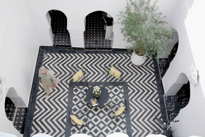 Czarno-biała mozaika z manufaktury właścicieli domu.