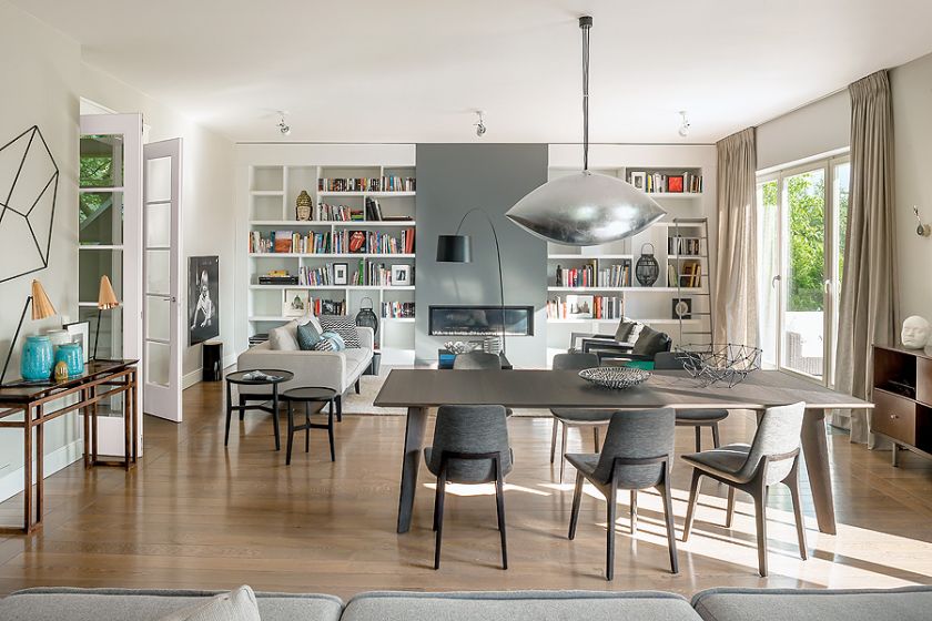 Salon prosty, ale elegancki. Symetryczne ustawienia mebli.