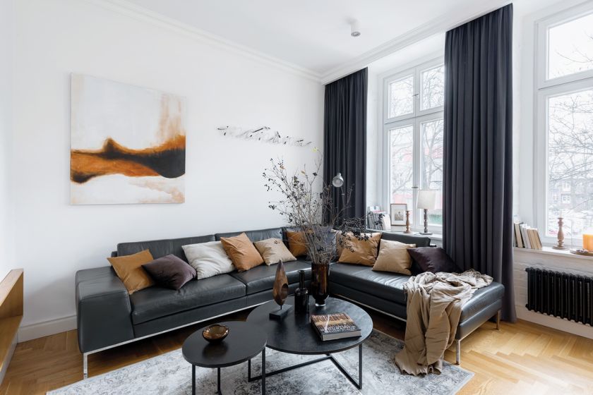 czarny narożnik w salonie