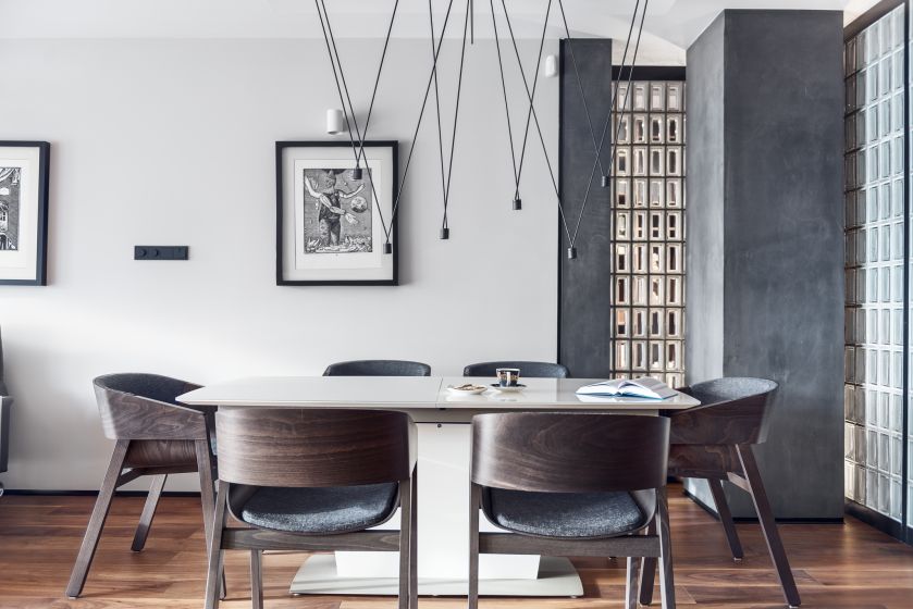 Część jadalni została wydzielona tak, aby była sercem salonu, jej najważniejszy charakter akcentuje nowoczesna lampa