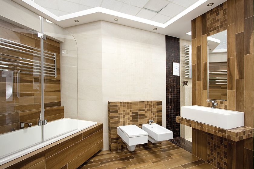 Dąb czy jego imitacja? Fantazyjna mozaika ułożona z płytek Noce Naturale marki Paradyż: paski 49 zł/szt., kwadraty – 55