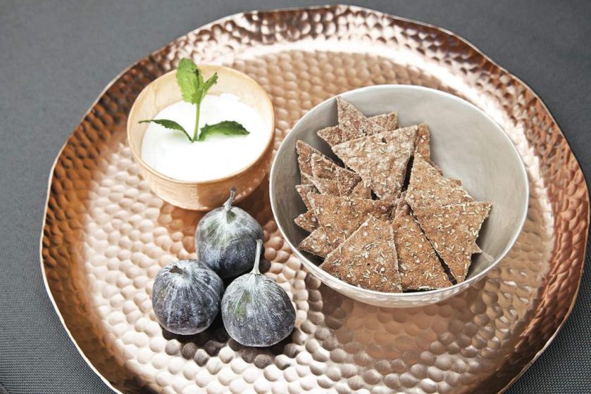 dekoracja stołu w ogrodzie