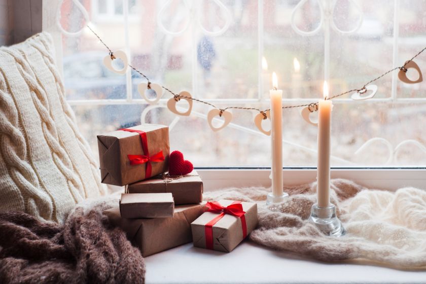 Świece wprowadzają wyjątkowy nastrój w domu.