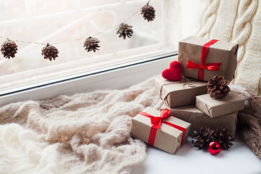 Zobacz również. Dekoracje świąteczne na okno - 10 aranżacji do domu