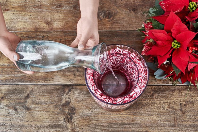 dekoracje bożonarodzeniowe na stół – wazon z cukierkami