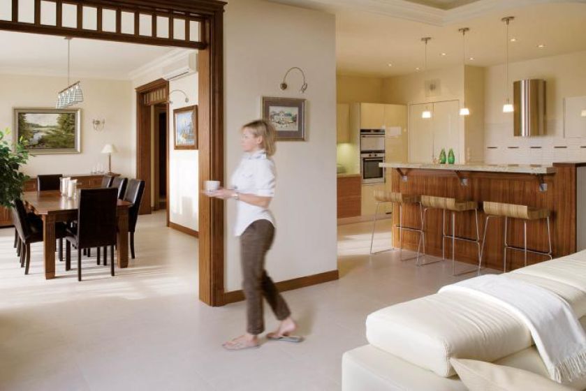 Dekoracyjna framuga zamiast tradycyjnych drzwi. Świetny pomysł na zaaranżowanie przejścia między kuchnią, salonem,