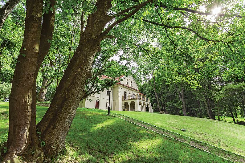 Do domu prowadzi długa lipowa aleja, dookoła trzyhektarowy park ze starymi klonami, po obu stronach budynku dwa dęby, pomniki