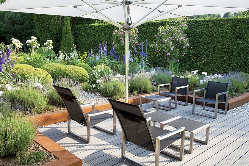 Do ogrodu idealnie dobrano małą architekturę. Tam, gdzie jest po miejsku, stoją chromowane fotele, a