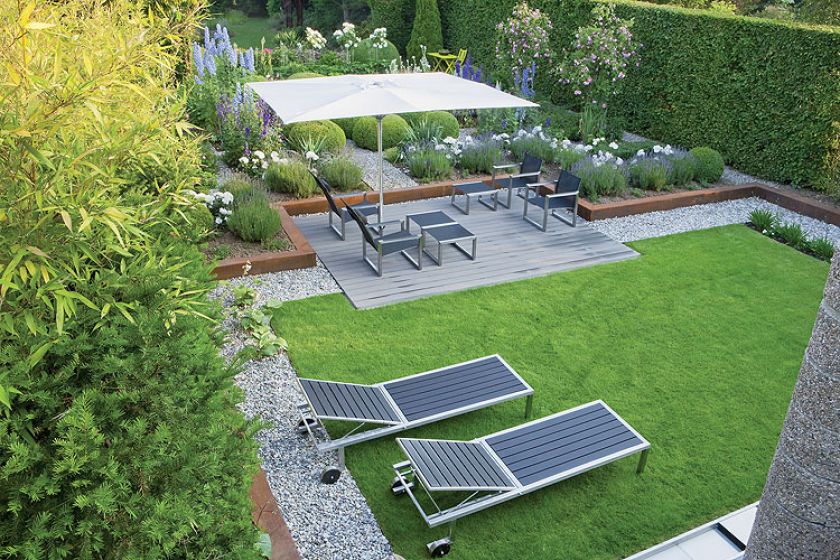 Do ogrodu idealnie dobrano małą architekturę. Tam, gdzie jest po miejsku, stoją chromowane fotele, a rabaty otoczone są