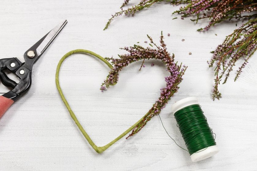 Jesienne dekoracje: serce z wrzosu