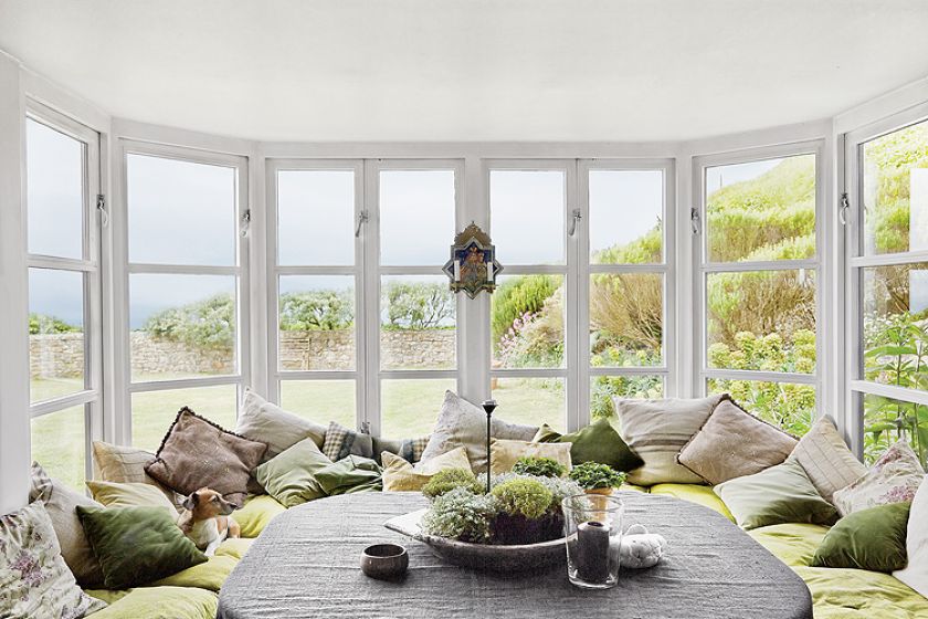 Dodatki to zbierane latami perskie dywany, jedwabne poduszki i orientalne lustra przywożone z podróży do Indii.