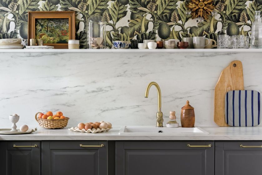 tapeta na ścianie w kuchni