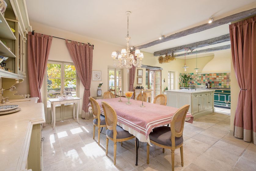 Dom ma teraz 14 sypialni, domek gościnny, hammam, dwa baseny (tzw. infinity pools), jacuzzi na 16 osób, zewnętrzną kuchnię...