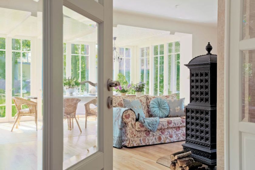 Dom miał być jasny dlatego architekt zrezygnował z ciemnych okien.