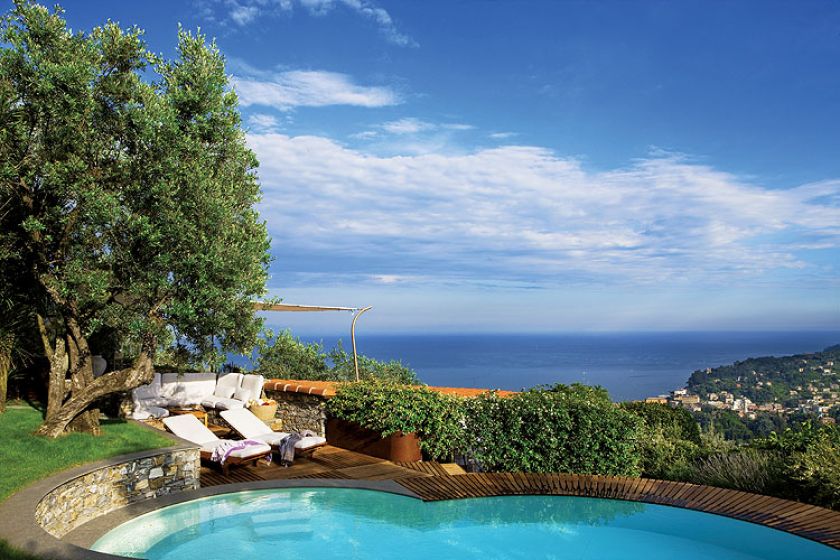 Dom na wzgórzu otoczony jest drzewami oliwnymi, bugenwillami, rozmarynem, jaśminem.